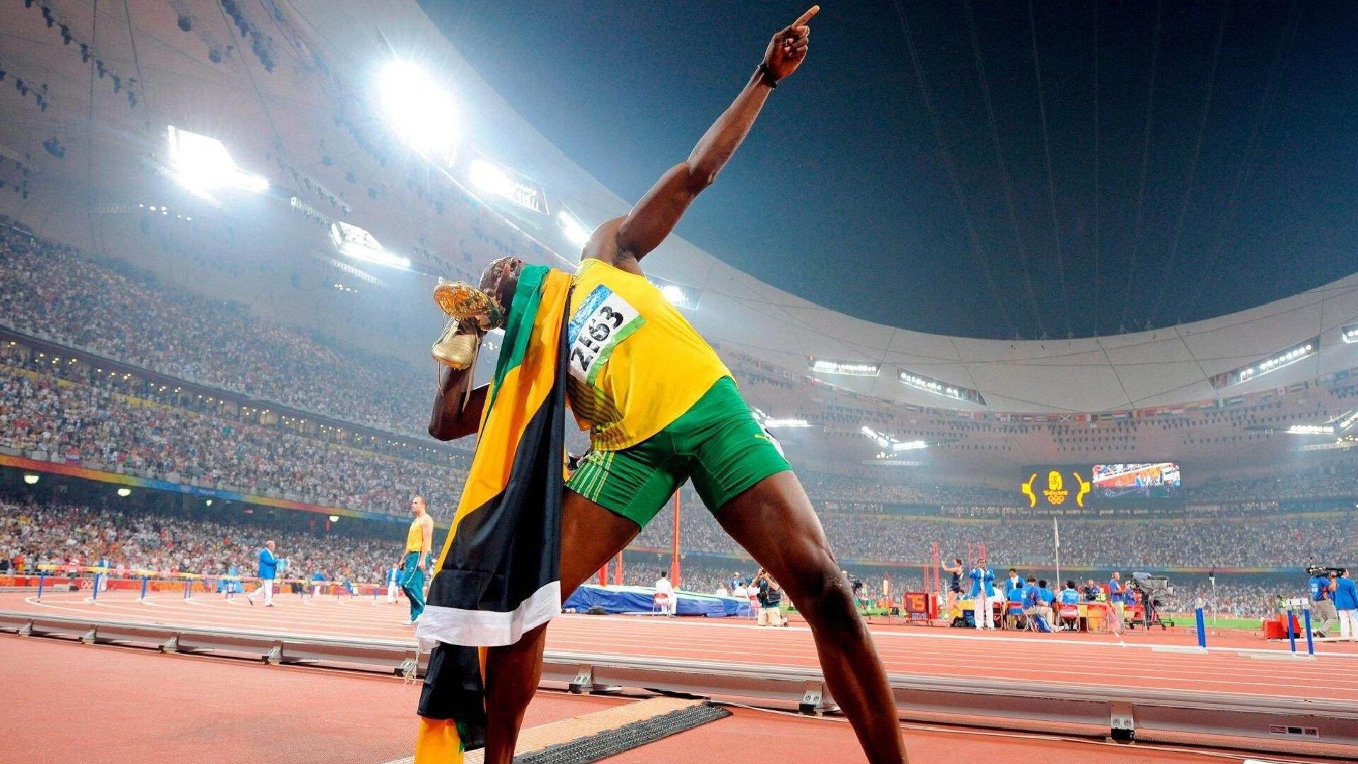 _花样滑冰世界锦标赛：精彩绝伦的技艺展示_，花样滑冰世锦赛现场,伴随着音乐的高潮